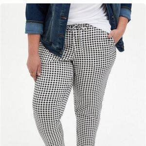 Torrid NWT size 2 pull on tapered pant